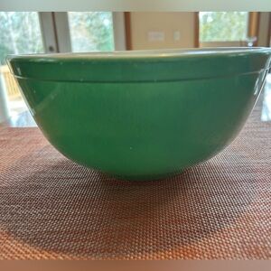 PYREX Primary Green *Pre Numbering* Vtg
1940-1960 2.5 Qt Opal Glass Mixing Bowl